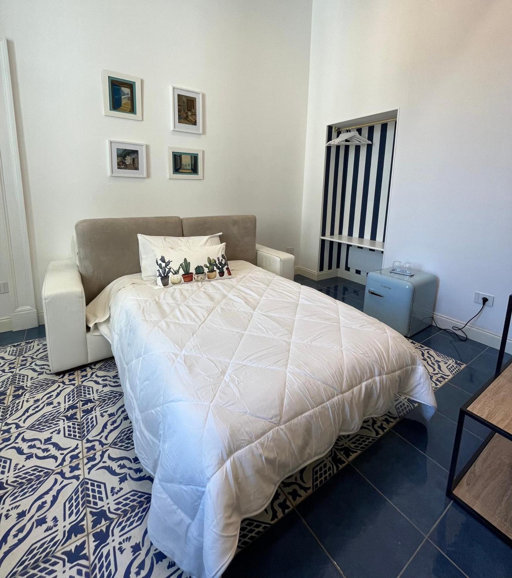 Gramsci 16 Hotel Naples Bilik gambar